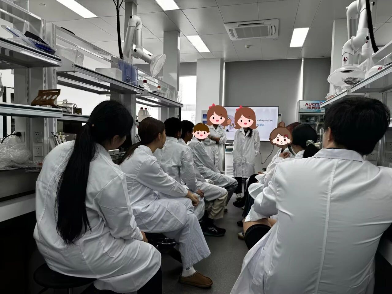 小队指导老师进行知识讲授 小队指导老师进行知识讲授