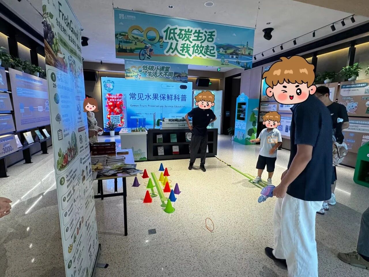 同学们进行线下科普活动 同学们进行线下科普活动